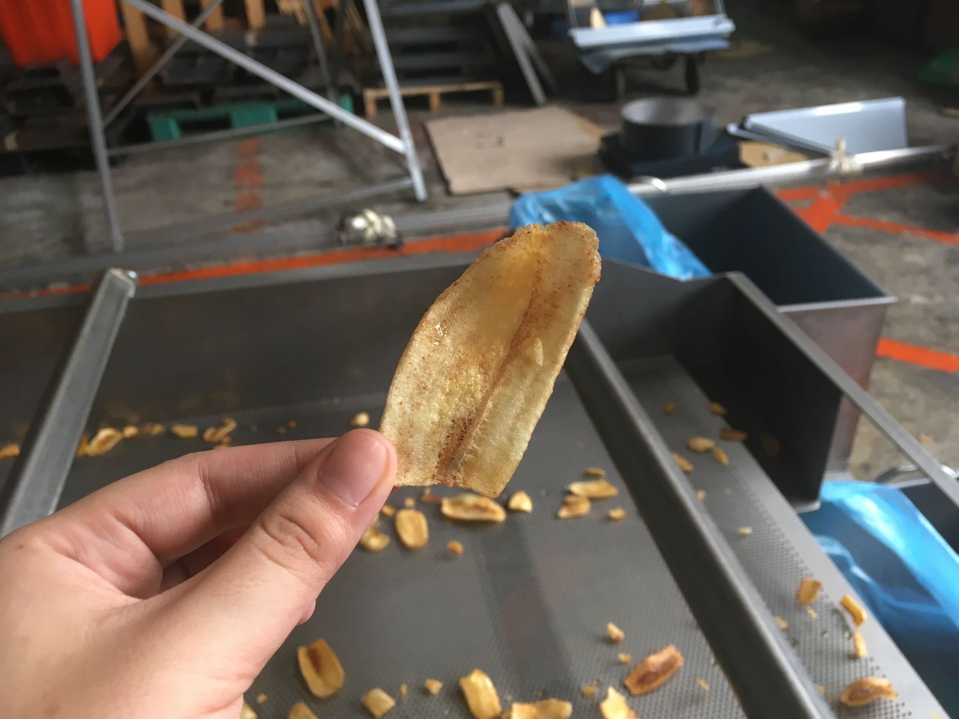 Photo de la production de chips de banane